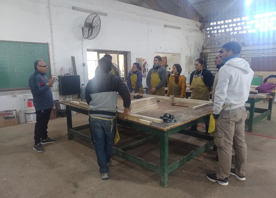 Visita del primer egresado de la carrera de Técnico Universitario en Aserraderos y Carpintería Industrial